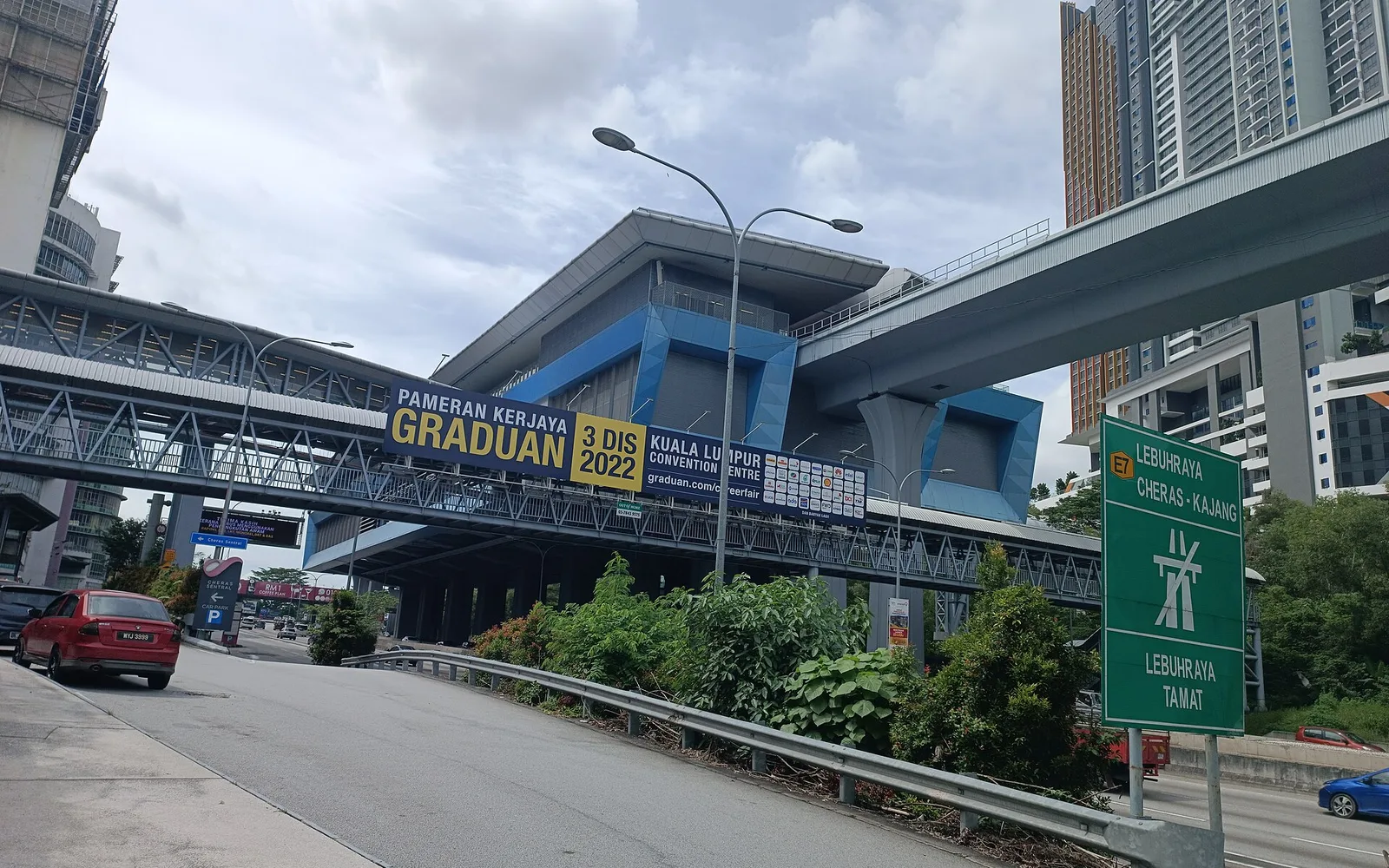 Taman Connaught MRT station exterior